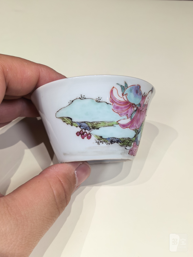 清雍正 粉彩人物马蹄杯 - 图4